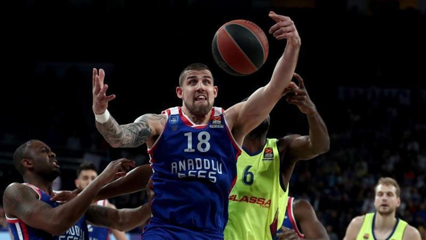 Adam Hanga da un triunfo clave al Barça Lassa en Estambul