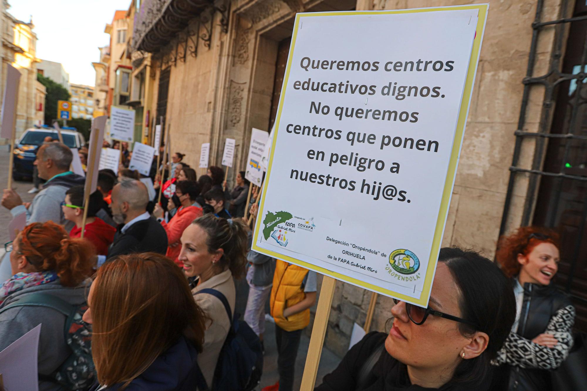 Protesta de las AMPAS  por el mal estado de los colegios en el Ayuntamiento de Orihuela