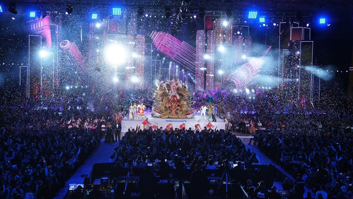 Ruth González, Reina del Carnaval 2022, en el centro del escenario durante el final de la obertura de la Gala.