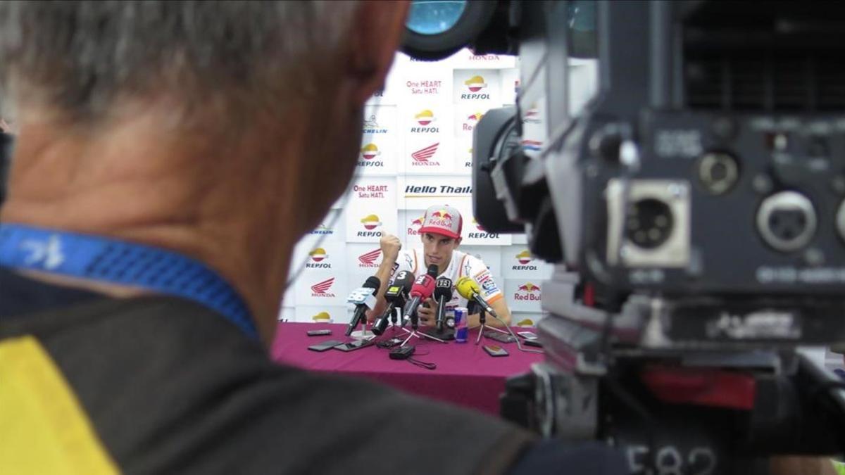 Marc Márquez atiende a los medios de comunicación tras su espectacular accidente y después de ser uno de los grandes protagonistas de la segunda sesión de entrenamientos del GP de Tailandia.