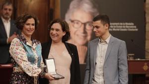 La alcaldesa de Barcelona, Ada Colau, entrega la Medalla d’Or de la Ciutat a la hija y el nieto de Muriel Casals.