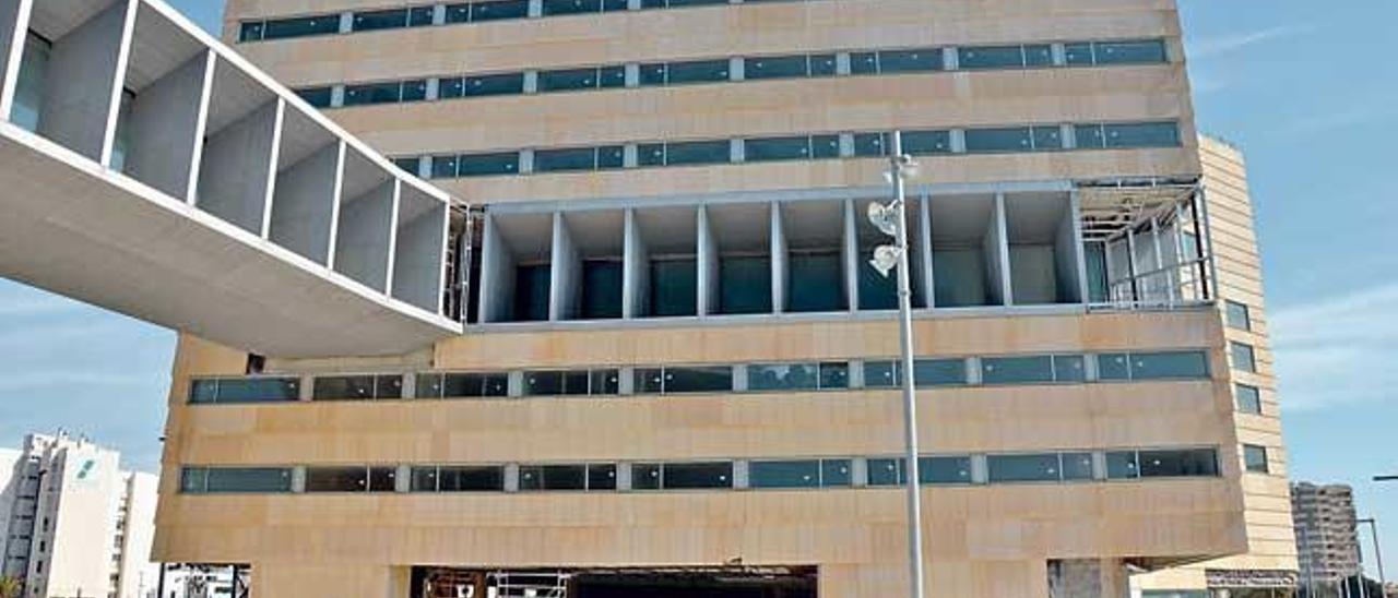 El ayuntamiento de Cort-leone y el Govern regalan el Palacio Mangado de Congresos a la cadena hotelera  Balconing. Según su presidente, &quot;esta prisión de máxima seguridad se ajusta a nuestra línea de negocio, una clientela juvenil y de alto riesgo&quot;.