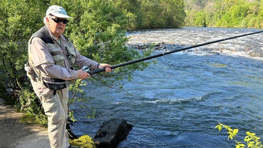 El pescador mierense Javier Abad, en el inicio de la campaña de salmón.