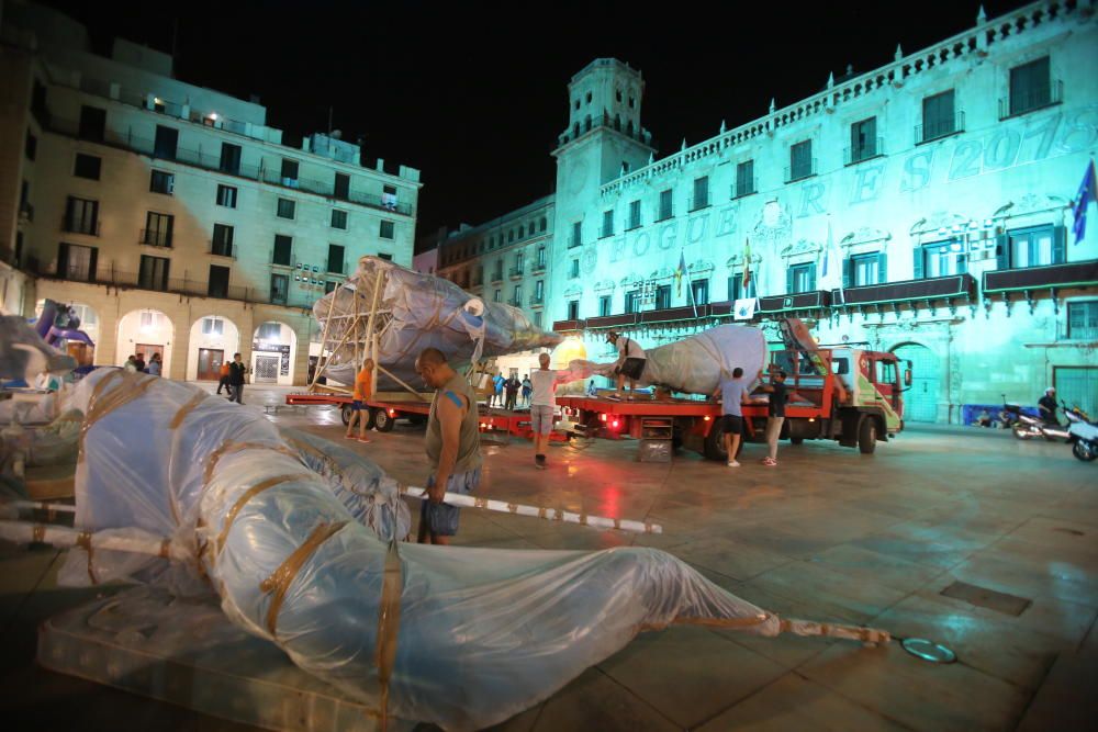 La Hoguera Oficial llega a la plaza del Ayuntamiento para abrir la plantà