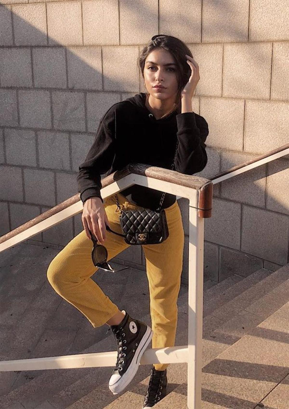 Lucía Rivera Romero con pantalón de pana amarillo de Pull&amp;Bear y Converse negras