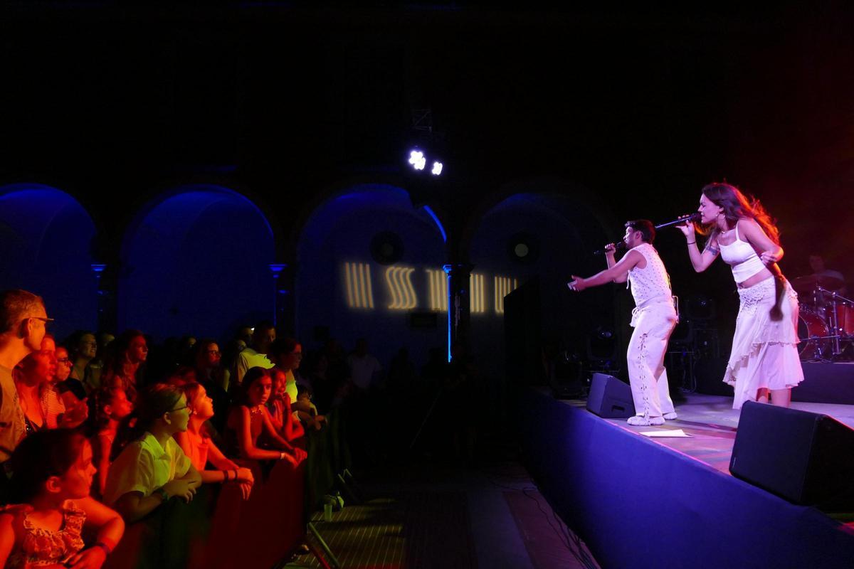 EN IMATGES | La música de Ginestà i Wilma's ressona al pati del Palau dels Comtes en el marc del Festival Istiu