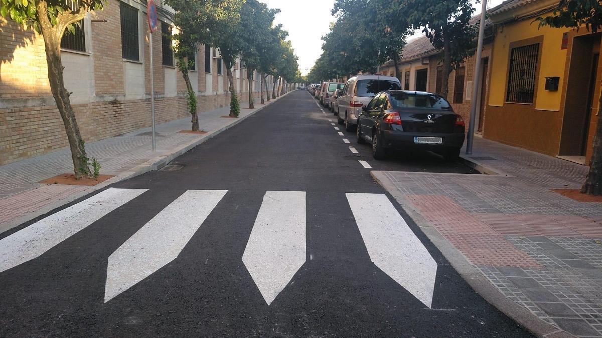 Una de las calles reformada, donde se han eliminado los aparcamientos a uno de los lados.