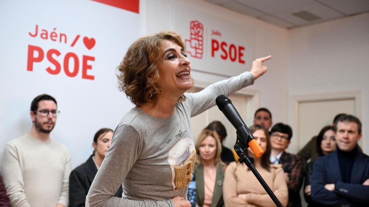 La precandidata a las primarias a la secretaria General del PSOE de Andalucía, María Jesús Montero, mantiene un encuentro con militantes del PSOE de la agrupación de Jaén capital