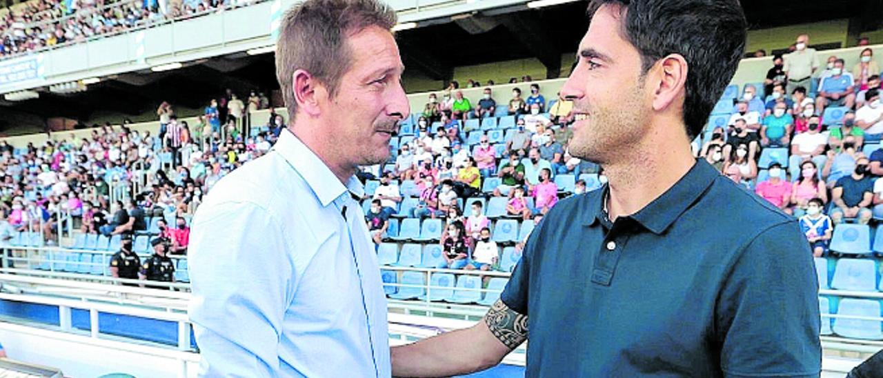 Luis Miguel Ramis e Íñigo Vélez de Mendizábal, en el saludo previo al inicio del partido.