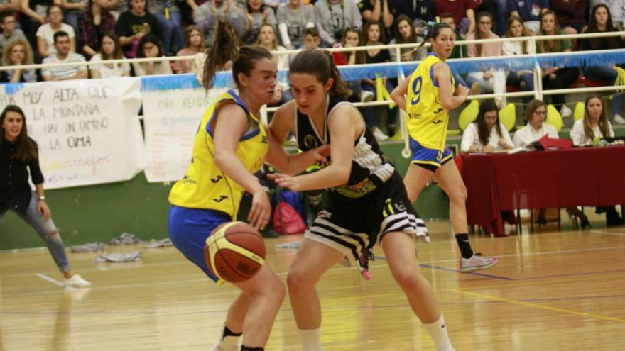 Una jugada del partido de la final femenina.