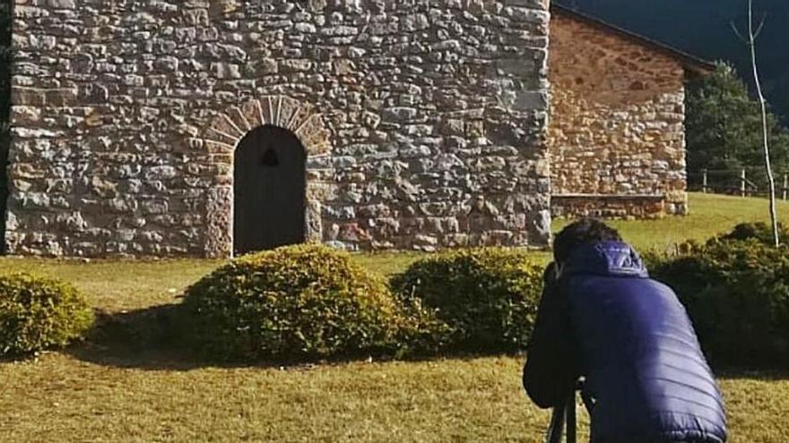 Un tècnic fotografia una de les esglésies de la Cerdanya del projecte PECT