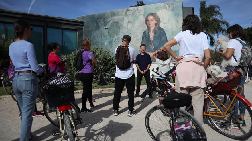 Descubrir en bici los murales de &quot;Dones de ciència&quot;