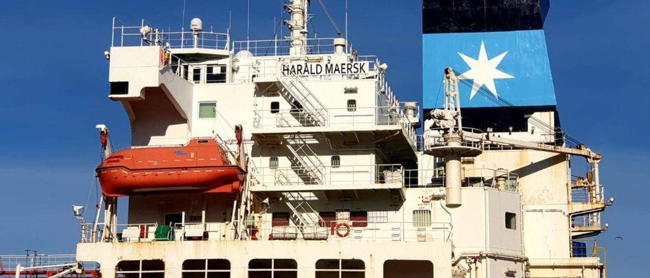 El petrolero &quot;Harald Maersk&quot;, esta mañana atracado en Vigo. // Marta G. Brea