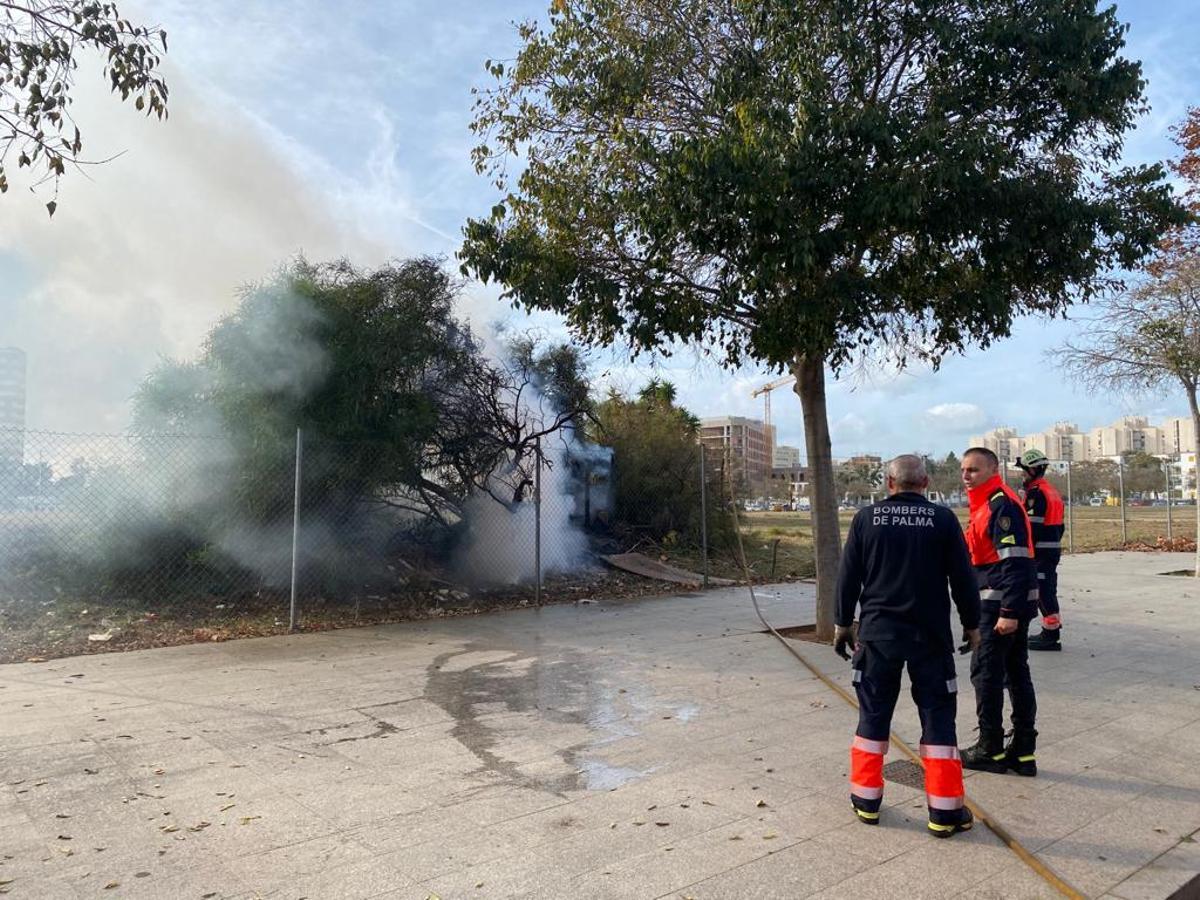 La chabola donde se producido el incendio se encontraba en el interior de un matorral