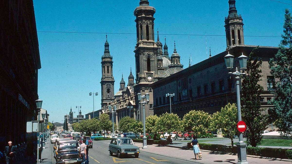 Plaza del Pilar en 1976, con coches y zonas ajardinadas.