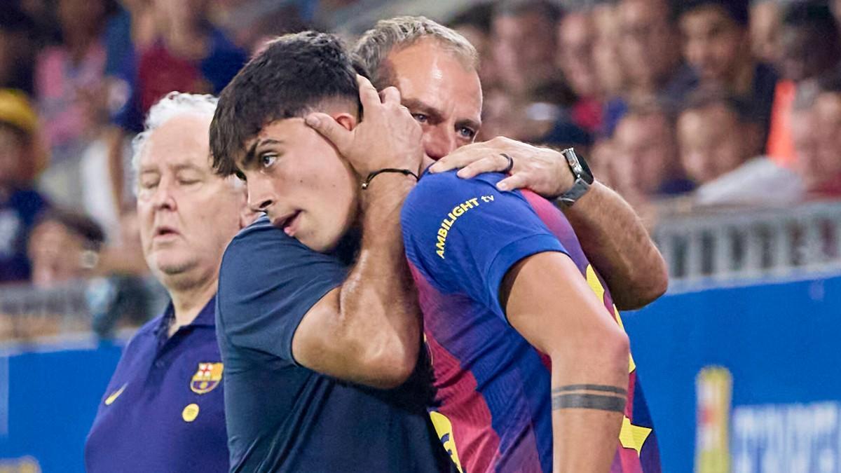Flick abraza a Marc Bernal