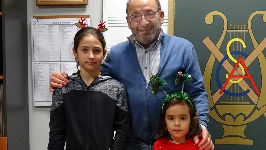 Postales navideñas con premio en El Entrego: el coro San Andrés galardona los trabajos de las escolares Aisha Jiménez y Lucía Fernández