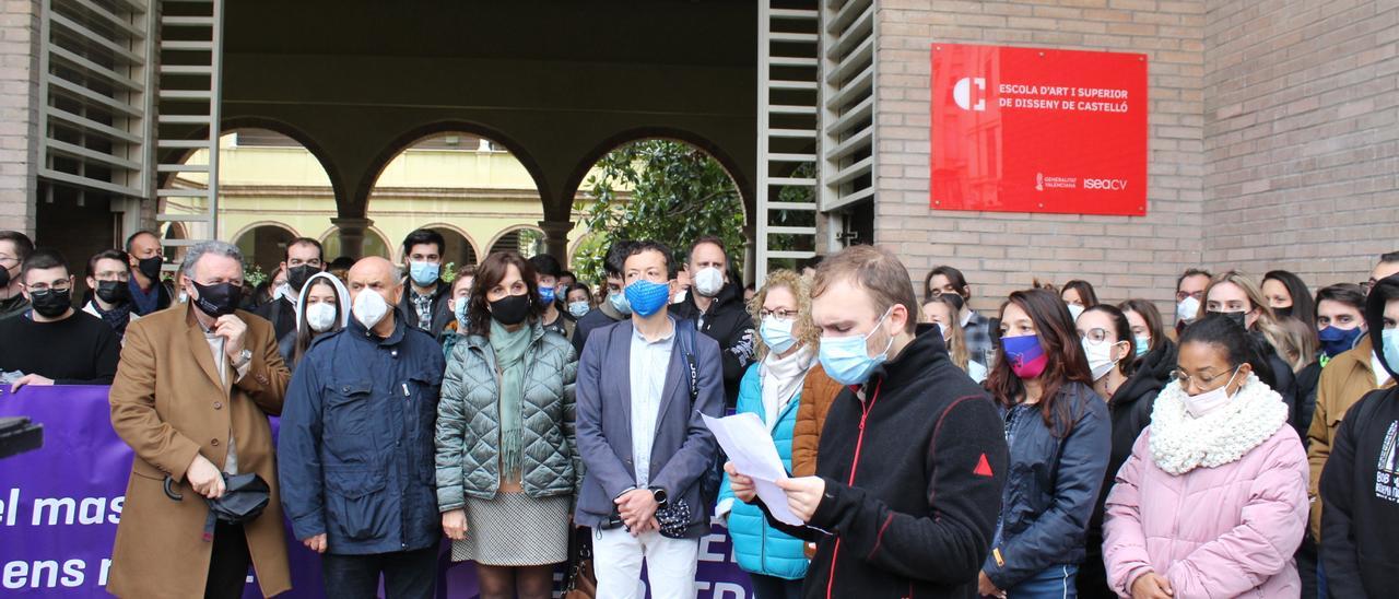 Momento de la lectura del manifiesto, este lunes, en la puerta del conservatorio.