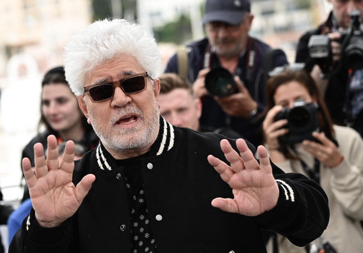 Pedro Almodóvar aterriza en Cannes. El cineasta estrena en Cannes el mediometraje ‘Extraña forma de vida’, con Ethan Hawke y Pedro Pascal, un wéstern protagonizado por dos gais que subvierte el género