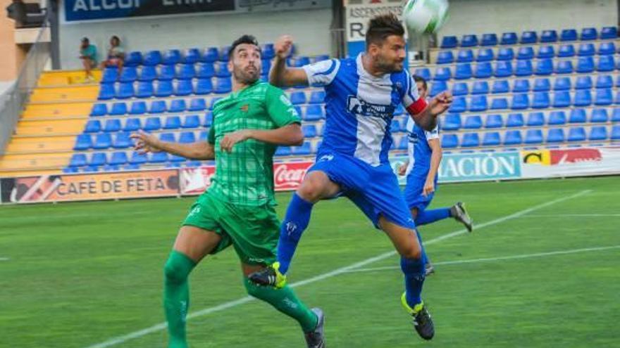 Mario Fuentes, ayer, despeja de cabeza en el interior del área.