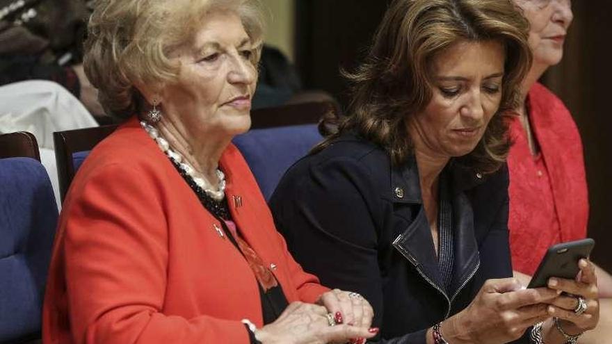 En la imagen de arriba, público asistente al acto. Sobre estas líneas, Sira Feijóo y Micaela Núñez, ayer, en el auditorio.