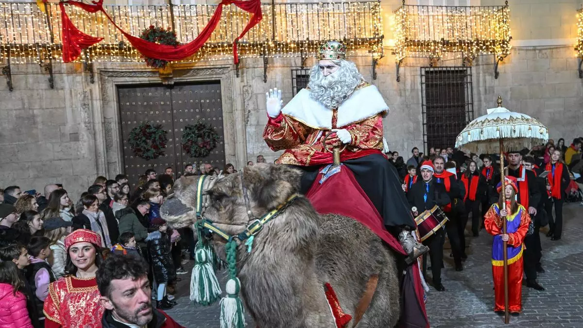 Los Reyes Magos se despiden de Torrevieja y Orihuela con cabalgatas multitudinarias pese al frío