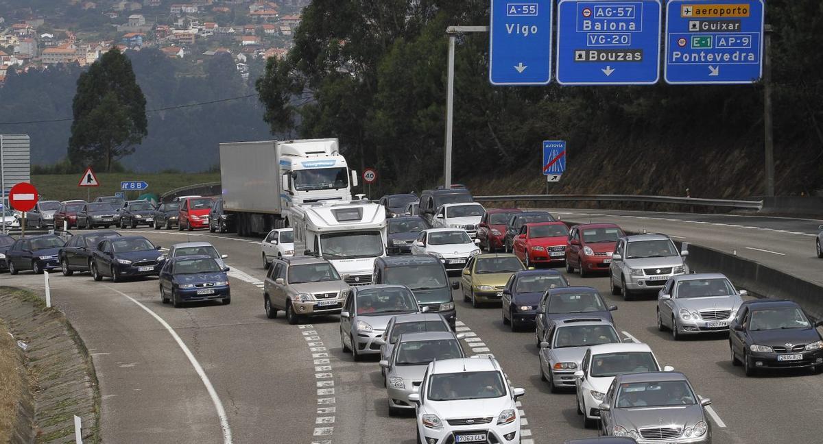 Retenciones en la autovía A-55 en Mos. | JORGE SANTOMÉ