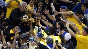 MMD17 OAKLAND (ESTADOS UNIDOS) 13/06/2017.- Stephen Curry (c), de los Warriors de Golden State, alza el trofeo de campeones tras vencer a los Cavaliers de Cleveland en el quinto partido de las Finales de la NBA en el pabellón Oracle Arena de Oakland, California (Estados Unidos) el 12 de junio de 2017. EFE/Monica M. Davey