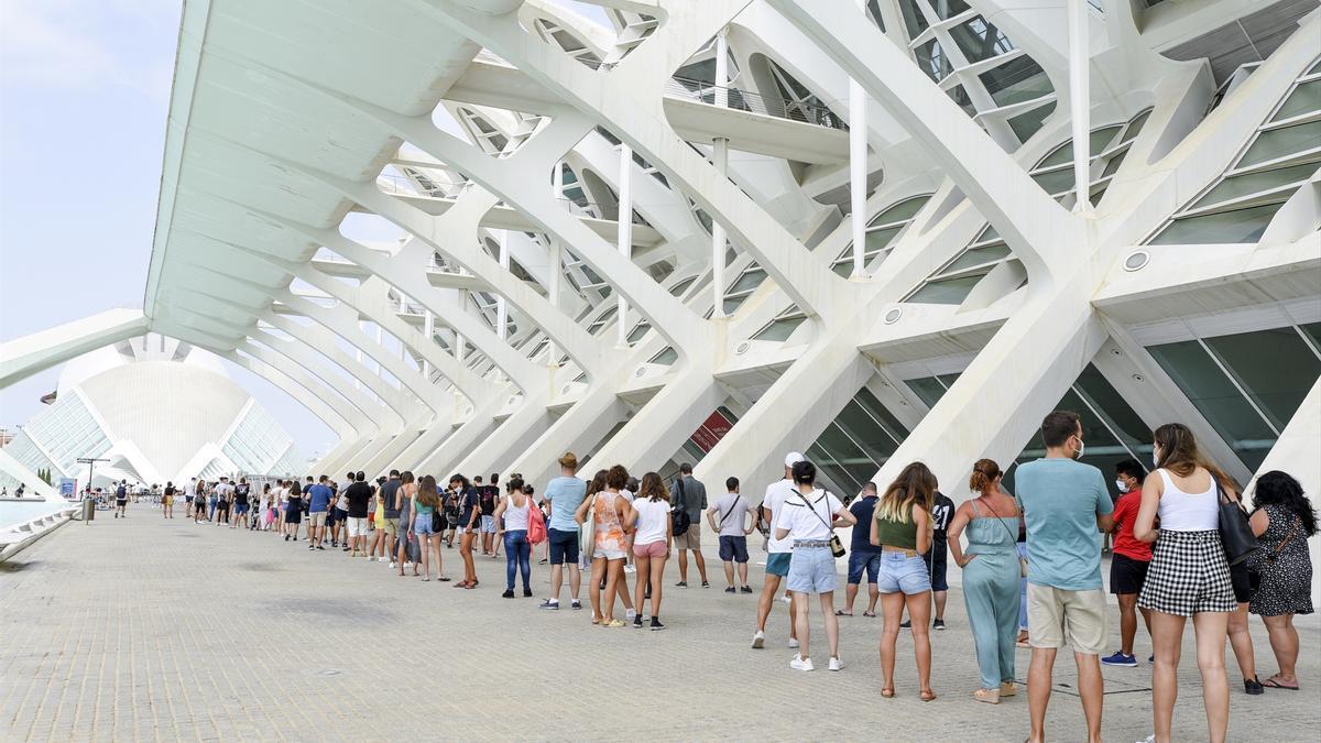 Decenas de adolescentes hacen cola para vacunarse de la primera dosis de la vacuna Moderna en la Ciudad de las Artes, a 16 de agosto de 2021, en Valencia, Comunidad Valenciana, (España)