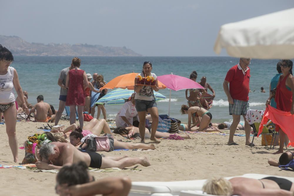 Venta irregular en la playa del Postiguet