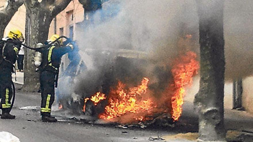 Un fuego en un coche causa daños en las fachadas de dos edificios en Bunyola