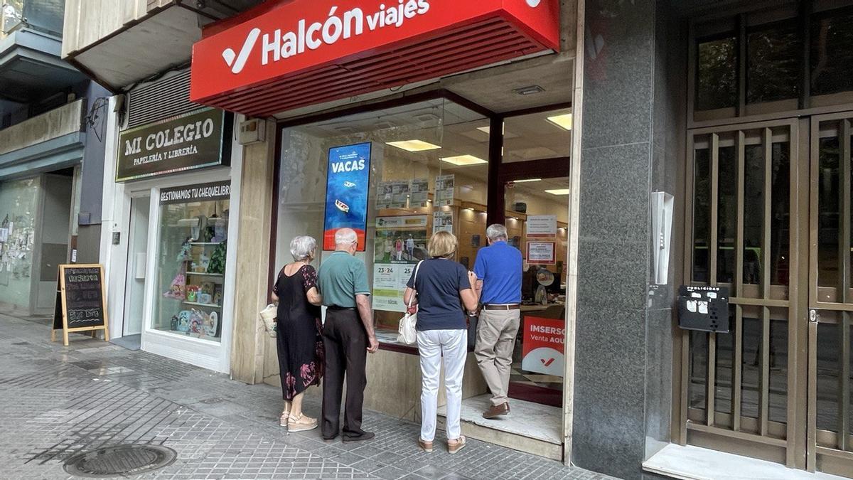 Cola en la puerta de la agencia para reservar viajes del Imserso.