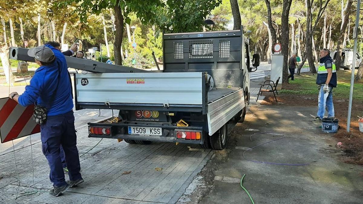 Operarios municipales retiran y cargan sobre un camión del Ayuntamiento la bancada de BiciVila’t que se ubicaba en el extremo este de la pinada del Termet.