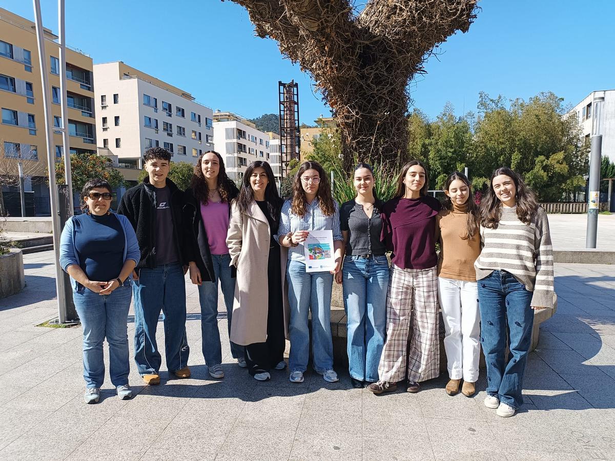 Estudiantes y docentes del IES Johan Carballeira con la concejala de Cultura de Bueu, Carmen García, para presentarle el nuevo "Talent for Change".