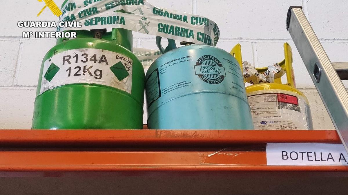 Bombonas decomisadas en uno de los centros.