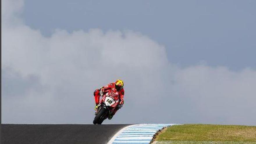 Xavi Forés lidera la primera jornada en Phillip Island