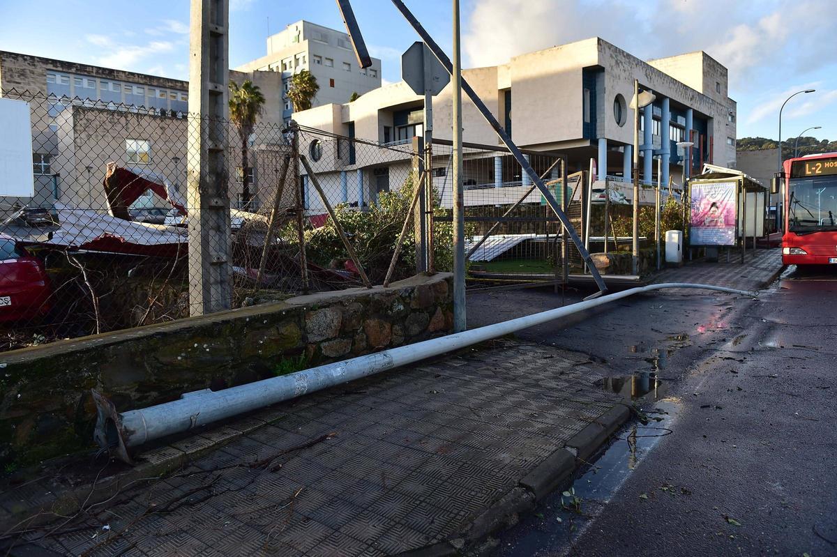 Fotogalería | Un tornado arrasa la zona del aparcamiento del hospital Virgen del Puerto de Plasencia
