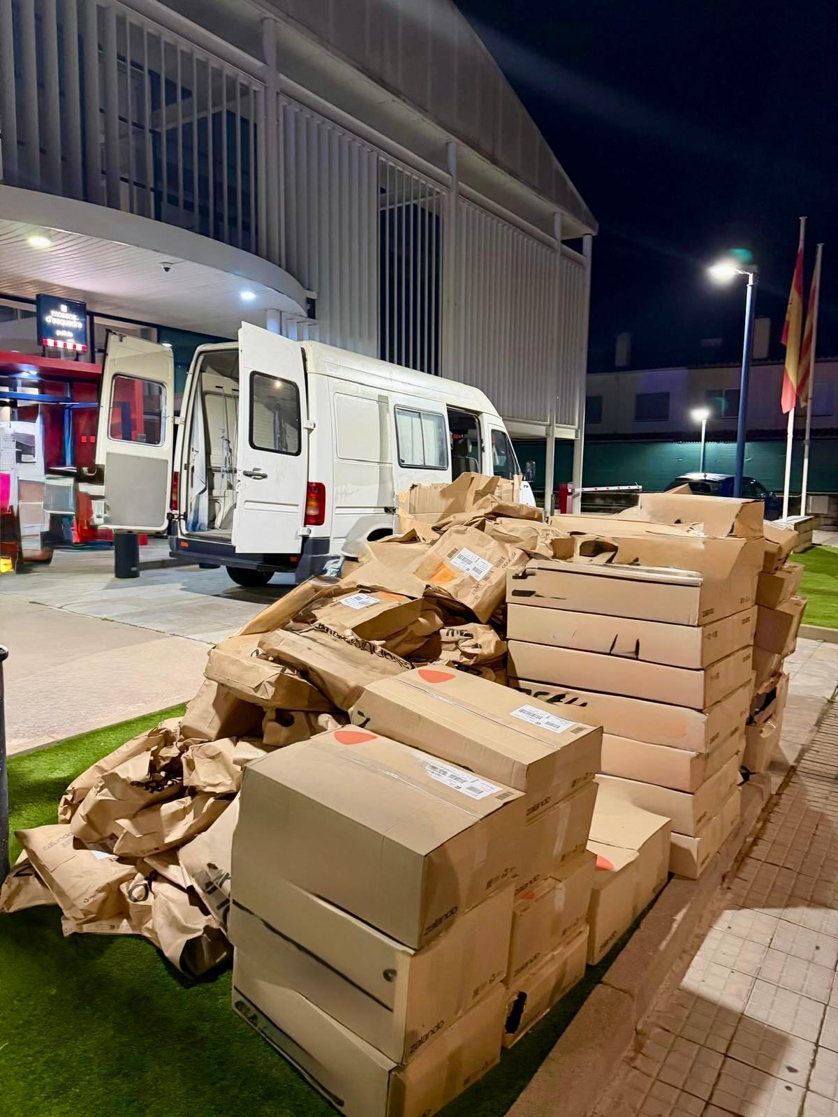 La càrrega del camió de Vilademuls i la furgoneta recuperades pels Mossos.