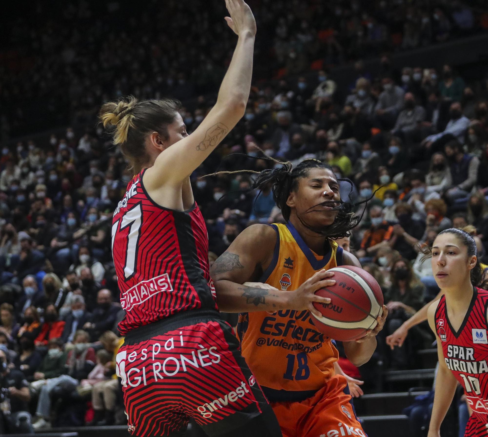 Semifinal de la Copa de la Reina entre el Valencia Basket y el Spar Girona