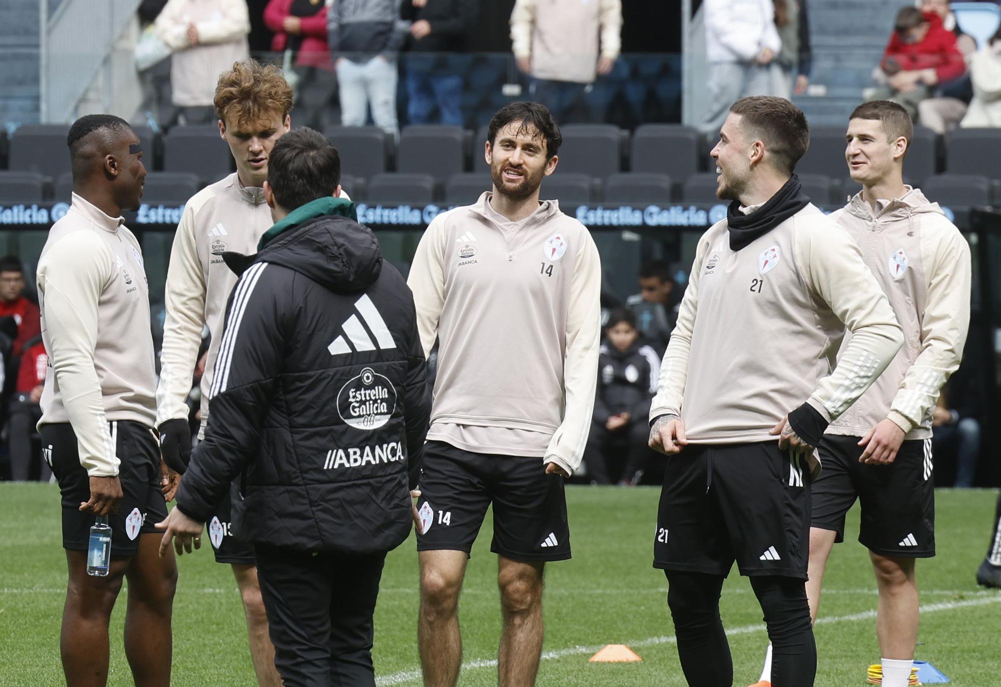 Cientos de aficionados disfrutan del entrenamiento del Celta en Balaídos