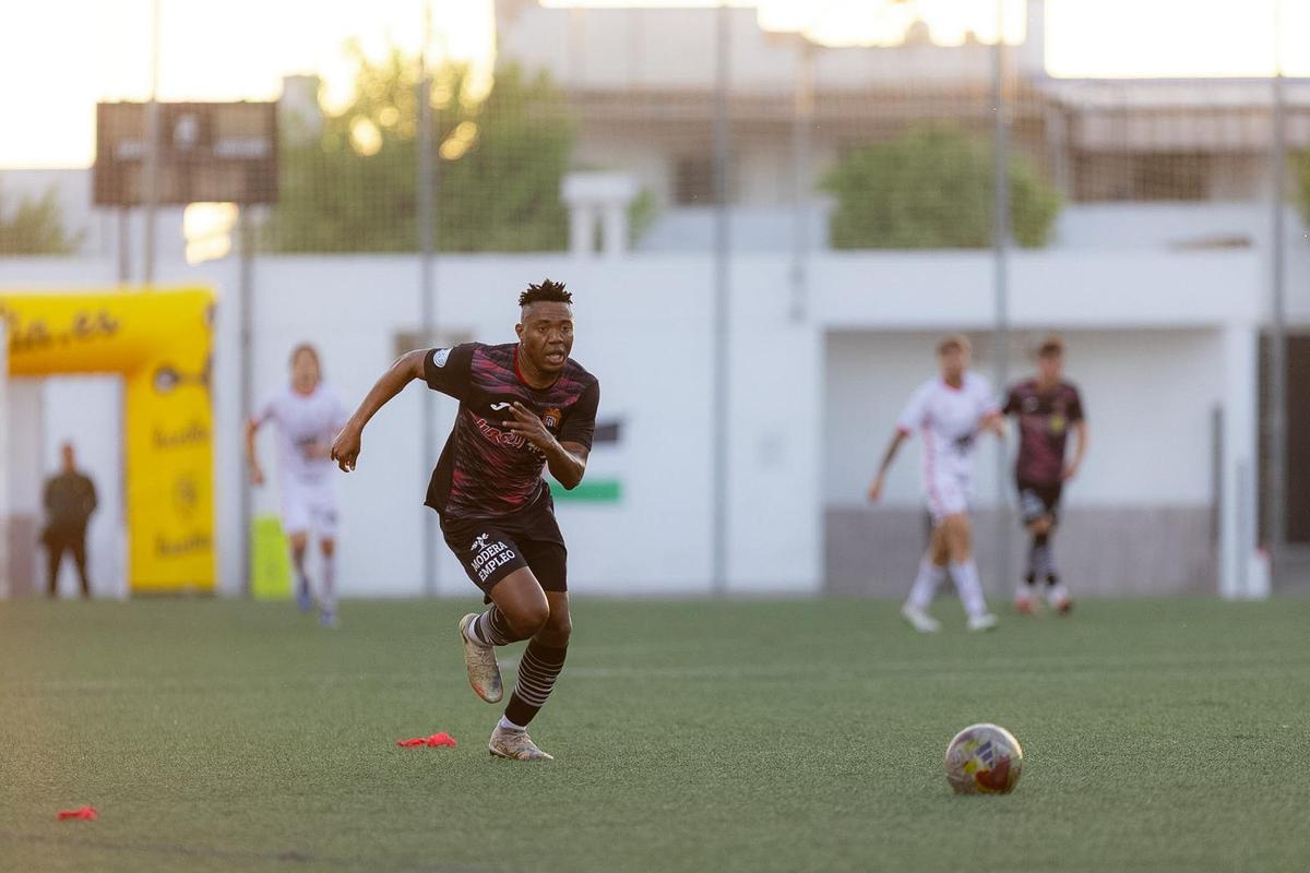 Ebuka llega al balón