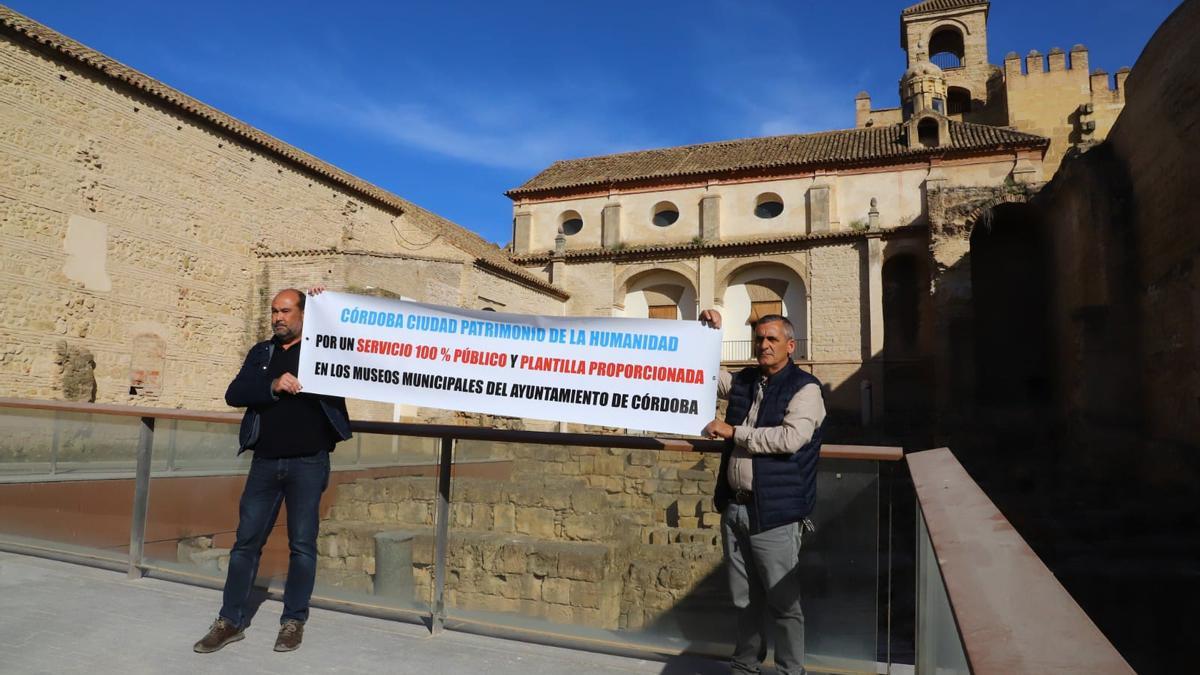 Dos trabajadores de museos municipales han protestado hoy en un acto del alcalde.