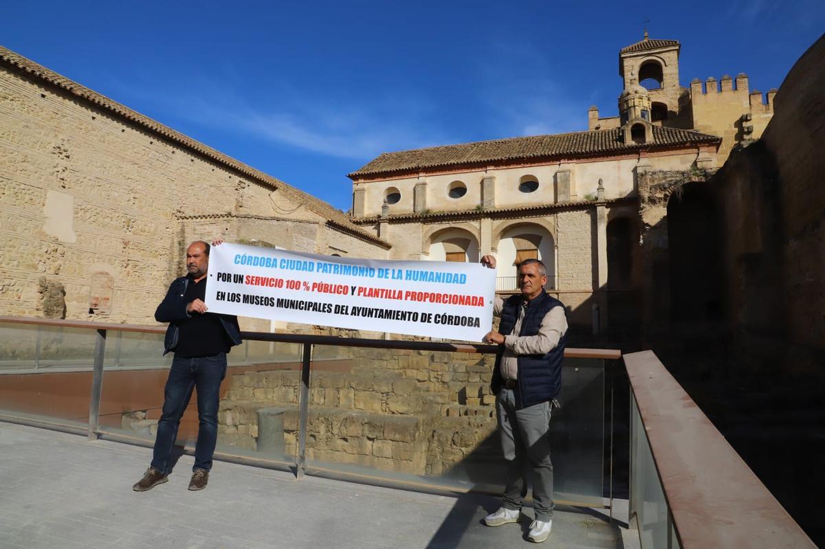 Dos trabajadores de museos municipales han protestado hoy en un acto del alcalde.