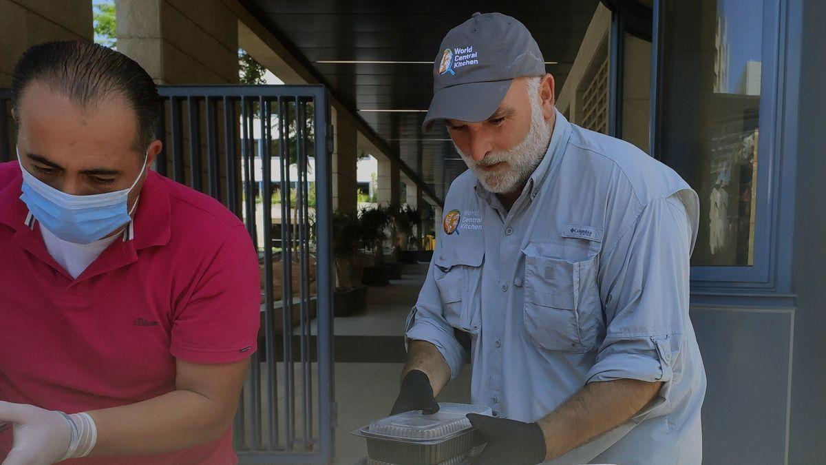 El chef José Andrés no solo reparte comida: también zascas