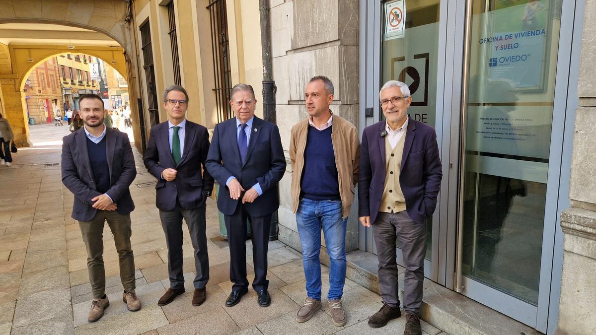 Por la izquierda, Jesús Daniel Sánchez, Nacho Cuesta, Alfredo Canteli, Ovidio Zapico y Gaspar Llamazares a la puerta de la Oficina de Vivienda y Suelo de Oviedo.