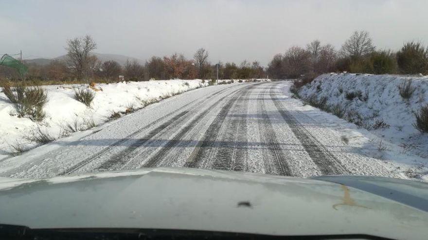 Nieve y hielo en una carretera de la comarca sanabresa