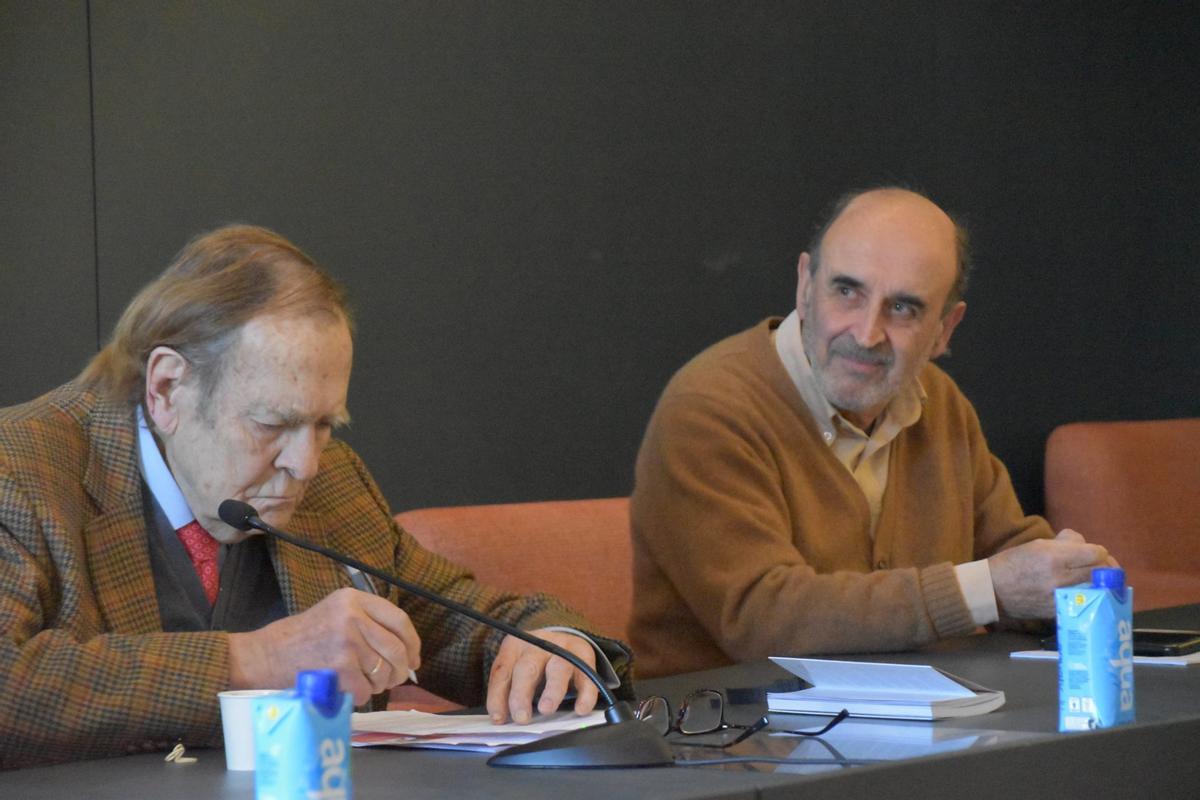 Ramón Tamames, a la izquierda, y Benigno Varillas, a la derecha, en la presentación
