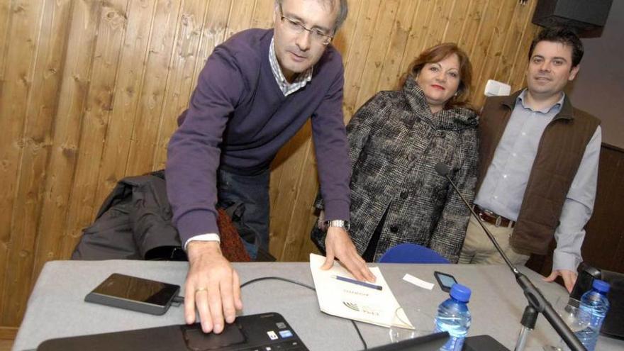 Por la izquierda, Marcos Barrio, María del Pilar Avizanda y Raúl de la Calle, en Pola de Lena.