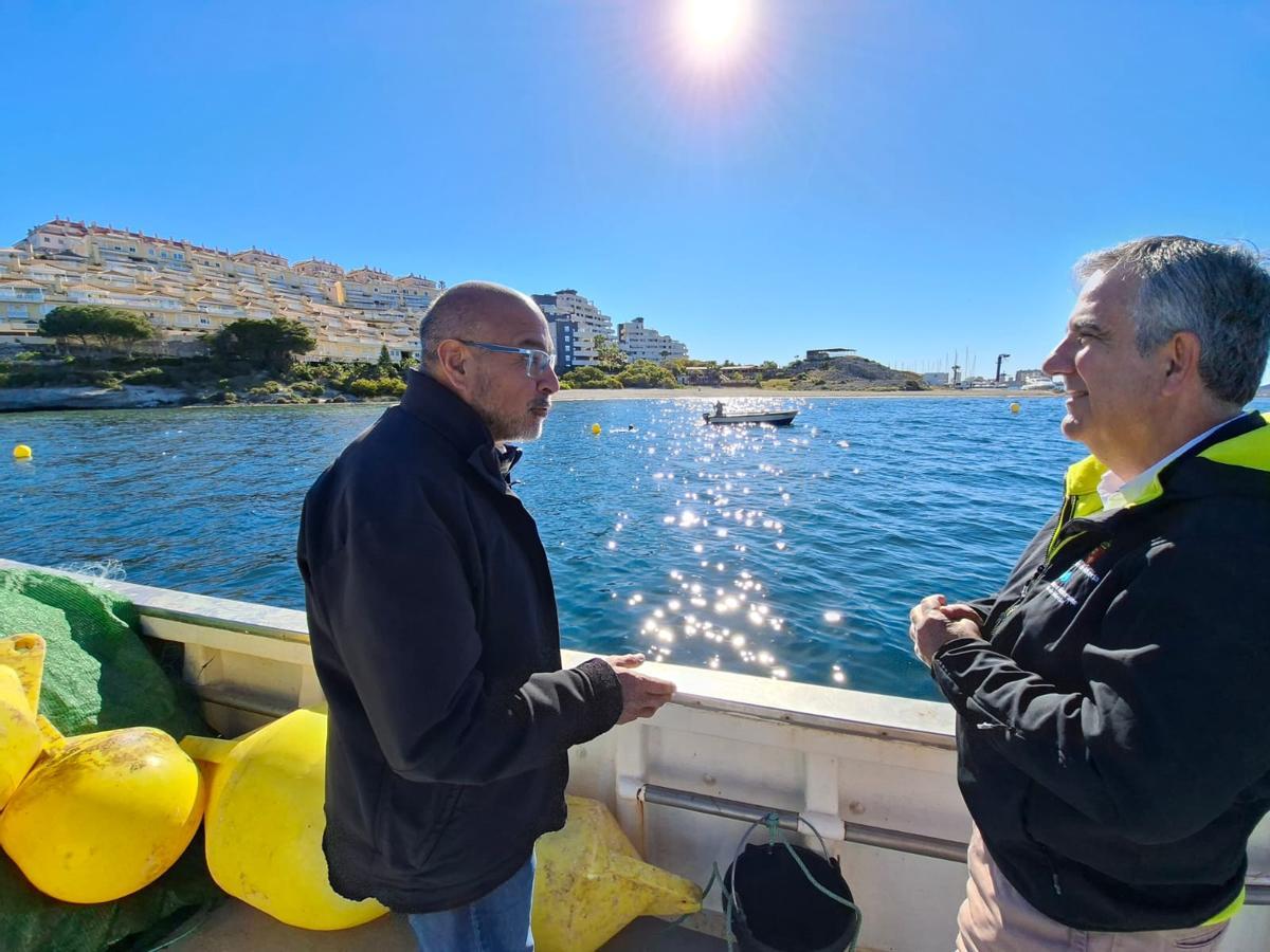 El consejero Juan María Vázquez ha visitado este las labores de balizamiento del litoral del Mar Menor