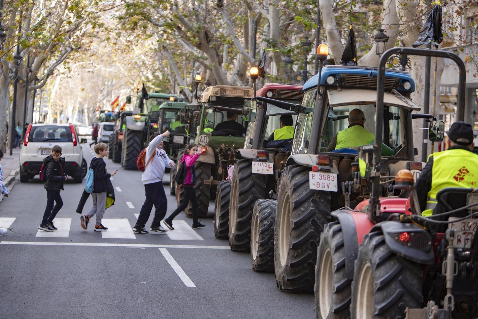 La tractorada por la crisis del campo se hace visible en Xàtiva